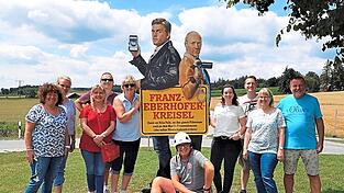 Wie die Eberhofer-Fans aus Mainz kommen zahlreiche Menschen von weit her nach Frontenhausen.Hinweis: Die Fotos entstanden noch vor Corona.