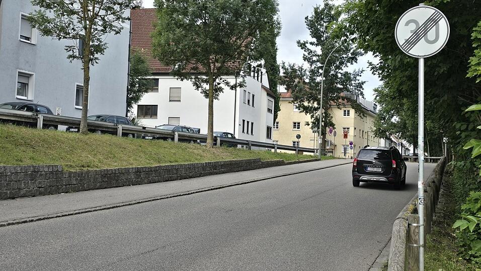 Nach der alten Rechtslage war Tempo 30 im Kurvenbereich der Schwestergasse/Hans-Wertinger-Straße nicht möglich. Die neue StVO ermöglicht einen Lückenschluss zwischen Flutmulde und Stethaimerstraße.