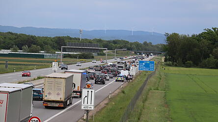 Kurzzeitig staute sich der Verkehr rund vier Kilometer zurück. Er wurde auf beiden Fahrspuren an den Unfallfahrzeugen vorbeigeleitet. Die Polizei sicherte die Unfallstelle ab. Kurzzeitig staute sich der Verkehr rund vier Kilometer zurück. Er wurde auf beiden Fahrspuren an den Unfallfahrzeugen vorbeigeleitet. Die Polizei sicherte die Unfallstelle ab.
