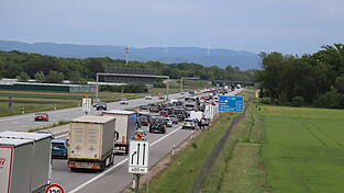 Kurzzeitig staute sich der Verkehr rund vier Kilometer zurück. Er wurde auf beiden Fahrspuren an den Unfallfahrzeugen vorbeigeleitet. Die Polizei sicherte die Unfallstelle ab. Kurzzeitig staute sich der Verkehr rund vier Kilometer zurück. Er wurde auf beiden Fahrspuren an den Unfallfahrzeugen vorbeigeleitet. Die Polizei sicherte die Unfallstelle ab.