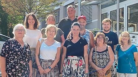 Zum Austausch im Rathaus: der Partnerschaftsverein Mainburg-Liancourt mit Vorsitzendem Michael Bock (zweite Reihe, rechts), Petra Zierer, die Partnerschaftsbeauftragte des Bezirks Niederbayern (vorne, 2. v. l.), und Patricia Camberlin, die Vorsitzenden des franz&ouml;sischen Partnerschaftsvereins in Liancourt (vorne, 2. v. r.). B&uuml;rgermeisterin Karoline Fritz-Ertlmaier (vorne Mitte) und Conny Kroi&szlig; vom Stadtmarketing (zweite Reihe, links) freuten sich &uuml;ber den Besuch.