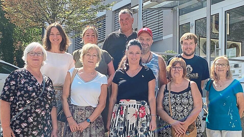 Zum Austausch im Rathaus: der Partnerschaftsverein Mainburg-Liancourt mit Vorsitzendem Michael Bock (zweite Reihe, rechts), Petra Zierer, die Partnerschaftsbeauftragte des Bezirks Niederbayern (vorne, 2. v. l.), und Patricia Camberlin, die Vorsitzenden des französischen Partnerschaftsvereins in Liancourt (vorne, 2. v. r.). Bürgermeisterin Karoline Fritz-Ertlmaier (vorne Mitte) und Conny Kroiß vom Stadtmarketing (zweite Reihe, links) freuten sich über den Besuch. Zum Austausch im Rathaus: der Partnerschaftsverein Mainburg-Liancourt mit Vorsitzendem Michael Bock (zweite Reihe, rechts), Petra Zierer, die Partnerschaftsbeauftragte des Bezirks Niederbayern (vorne, 2. v. l.), und Patricia Camberlin, die Vorsitzenden des französischen Partnerschaftsvereins in Liancourt (vorne, 2. v. r.). Bürgermeisterin Karoline Fritz-Ertlmaier (vorne Mitte) und Conny Kroiß vom Stadtmarketing (zweite Reihe, links) freuten sich über den Besuch.