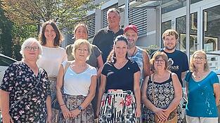 Zum Austausch im Rathaus: der Partnerschaftsverein Mainburg-Liancourt mit Vorsitzendem Michael Bock (zweite Reihe, rechts), Petra Zierer, die Partnerschaftsbeauftragte des Bezirks Niederbayern (vorne, 2. v. l.), und Patricia Camberlin, die Vorsitzenden des französischen Partnerschaftsvereins in Liancourt (vorne, 2. v. r.). Bürgermeisterin Karoline Fritz-Ertlmaier (vorne Mitte) und Conny Kroiß vom Stadtmarketing (zweite Reihe, links) freuten sich über den Besuch. Zum Austausch im Rathaus: der Partnerschaftsverein Mainburg-Liancourt mit Vorsitzendem Michael Bock (zweite Reihe, rechts), Petra Zierer, die Partnerschaftsbeauftragte des Bezirks Niederbayern (vorne, 2. v. l.), und Patricia Camberlin, die Vorsitzenden des französischen Partnerschaftsvereins in Liancourt (vorne, 2. v. r.). Bürgermeisterin Karoline Fritz-Ertlmaier (vorne Mitte) und Conny Kroiß vom Stadtmarketing (zweite Reihe, links) freuten sich über den Besuch.