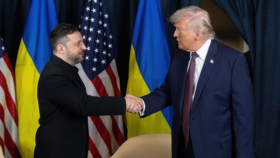 Der ukrainische Pr&auml;sident Wolodymyr Selenskyj (l.) hat f&uuml;r kommende Woche ein Treffen mit seinem US-Kollegen Donald Trump (r.) angek&uuml;ndigt. (Archivbild)