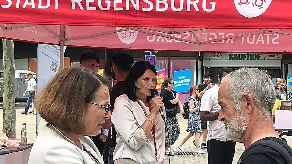 OB Gertrud Maltz-Schwarzfischer im Gespräch mit einem Bürger. Insgesamt war das Interesse am Dialogformat am St.-Kassians-Platz am Freitagnachmittag verhalten. OB Gertrud Maltz-Schwarzfischer im Gespräch mit einem Bürger. Insgesamt war das Interesse am Dialogformat am St.-Kassians-Platz am Freitagnachmittag verhalten.