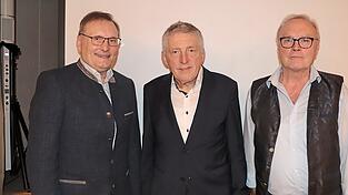 In Vilsheim gelingt der Naturschutz, weil Ortsgruppe und Gemeinde zusammenstehen: (v.l.) Bürgermeister Georg Spornraft-Penker, BN-Vorsitzender Johannes Selmansberger und Zweiter Bürgermeister Kastulus Wimmer. In Vilsheim gelingt der Naturschutz, weil Ortsgruppe und Gemeinde zusammenstehen: (v.l.) Bürgermeister Georg Spornraft-Penker, BN-Vorsitzender Johannes Selmansberger und Zweiter Bürgermeister Kastulus Wimmer.