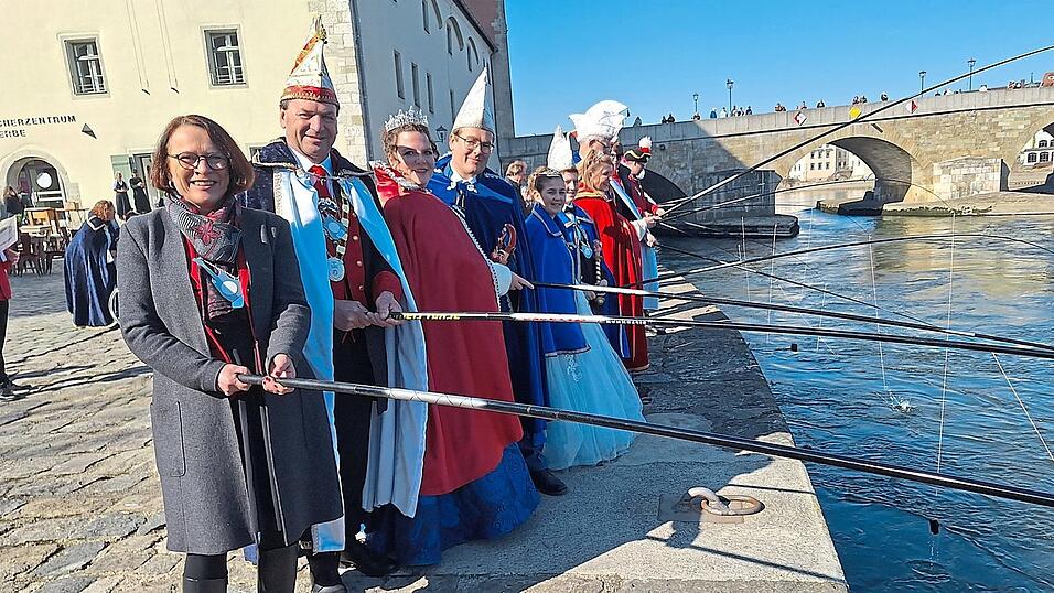 Oberbürgermeisterin Gertrud Maltz-Schwarzfischer (von links) wusch mit Präsident Erich Lichtl, den Prinzenpaaren und den Garden der Narragonia Geldbeutel in der Donau. Oberbürgermeisterin Gertrud Maltz-Schwarzfischer (von links) wusch mit Präsident Erich Lichtl, den Prinzenpaaren und den Garden der Narragonia Geldbeutel in der Donau.
