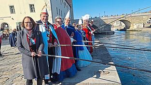 Oberbürgermeisterin Gertrud Maltz-Schwarzfischer (von links) wusch mit Präsident Erich Lichtl, den Prinzenpaaren und den Garden der Narragonia Geldbeutel in der Donau. Oberbürgermeisterin Gertrud Maltz-Schwarzfischer (von links) wusch mit Präsident Erich Lichtl, den Prinzenpaaren und den Garden der Narragonia Geldbeutel in der Donau.