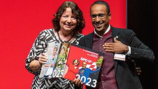 Ruth Müller schenkt Nasser Ahmed zum gemeinsamen Abschied ein Fotobuch.