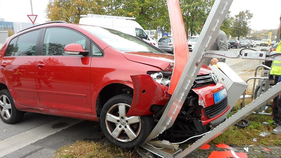 Heftiger Unfall an der Geiselhöringer Straße: Der Senior prallte mit seinem Fahrzeug gegen ein Werbeschild und einen Stromverteilerkasten. Heftiger Unfall an der Geiselhöringer Straße: Der Senior prallte mit seinem Fahrzeug gegen ein Werbeschild und einen Stromverteilerkasten.