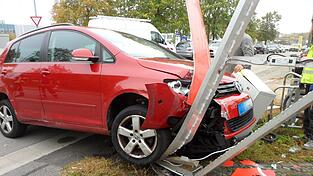 Heftiger Unfall an der Geiselhöringer Straße: Der Senior prallte mit seinem Fahrzeug gegen ein Werbeschild und einen Stromverteilerkasten. Heftiger Unfall an der Geiselhöringer Straße: Der Senior prallte mit seinem Fahrzeug gegen ein Werbeschild und einen Stromverteilerkasten.