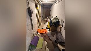 Der verm&uuml;llte Keller des Anwesens. Fotos: Six/Alexander Schmid