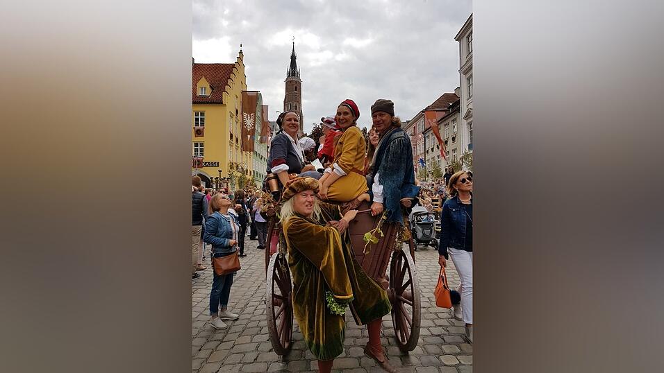 Hier vermischen sich Mittelalter und Moderne: Da flanieren Fürsten zwischen den Landshutern und ihren Gästen aus aller Welt, hört man an allen Ecken und Enden Trumetenklänge und kann man ins Gespräch mit Rittern und Gauklern kommen Hier vermischen sich Mittelalter und Moderne: Da flanieren Fürsten zwischen den Landshutern und ihren Gästen aus aller Welt, hört man an allen Ecken und Enden Trumetenklänge und kann man ins Gespräch mit Rittern und Gauklern kommen