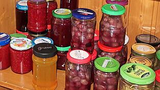 In jedem Glas steckt viel Arbeit, aber auch der Drang, Gutes zu tun. Seit rund drei Jahren verwerten die Malteser Obst und Gemüse. In jedem Glas steckt viel Arbeit, aber auch der Drang, Gutes zu tun. Seit rund drei Jahren verwerten die Malteser Obst und Gemüse.