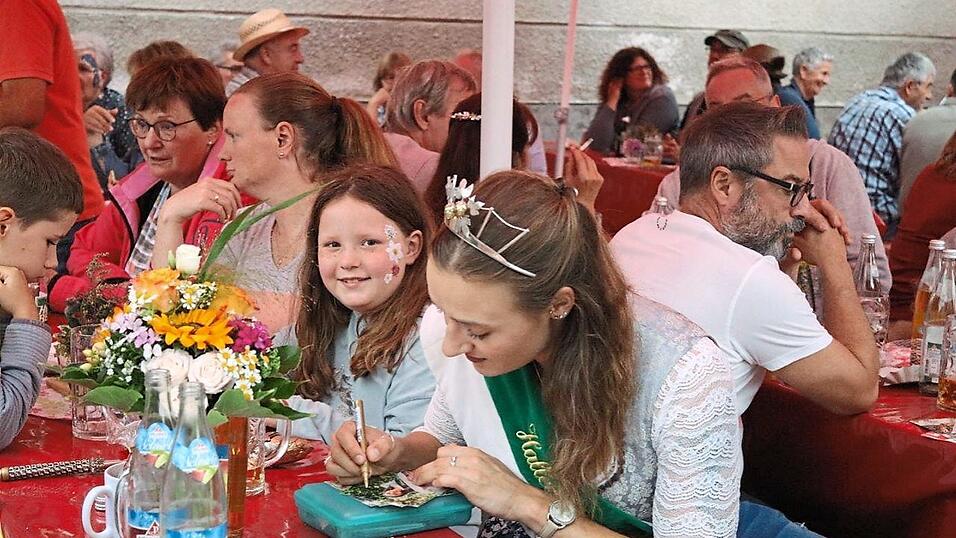 Eine ihrer letzten Autogrammstunden absolvierte die amtierende Hopfenkönigin Susanne Kaindl beim Sommerfest. Eine ihrer letzten Autogrammstunden absolvierte die amtierende Hopfenkönigin Susanne Kaindl beim Sommerfest.