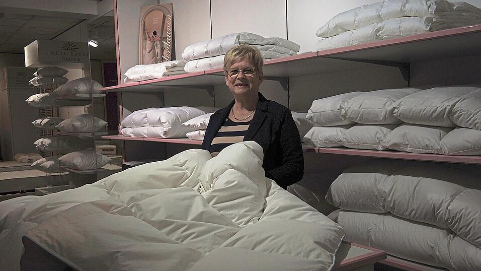 Seit 1997 führt Ingrid Rothammer gemeinsam mit ihrem Ehemann Josef das Bettenhaus Hofmann am Westlichen Stadtgraben. Gegen Ende des Jahres beendet das Ehepaar seine Geschäftstätigkeit. Seit 1997 führt Ingrid Rothammer gemeinsam mit ihrem Ehemann Josef das Bettenhaus Hofmann am Westlichen Stadtgraben. Gegen Ende des Jahres beendet das Ehepaar seine Geschäftstätigkeit.