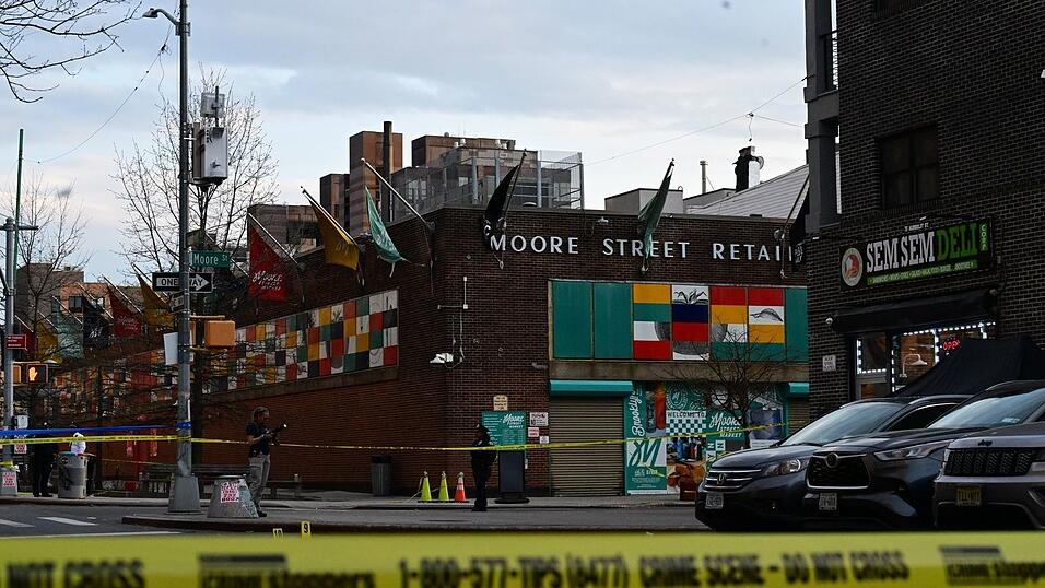 Nach Polizeiangaben wurde das Baby am Dienstagnachmittag (Ortszeit) auf offener Stra&szlig;e im Kinderwagen getroffen.