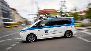 Unterwegs auf Prüfungsfahrt: Ein autonomes Fahrzeug - hier ein Forschungswagen der Technischen Universität München - bewegt sich im Berliner Straßenverkehr. Unterwegs auf Prüfungsfahrt: Ein autonomes Fahrzeug - hier ein Forschungswagen der Technischen Universität München - bewegt sich im Berliner Straßenverkehr.