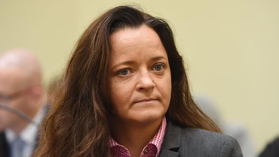 Beate Zschäpe sitzt im Gerichtssaal im Oberlandesgericht. Beate Zschäpe sitzt im Gerichtssaal im Oberlandesgericht.