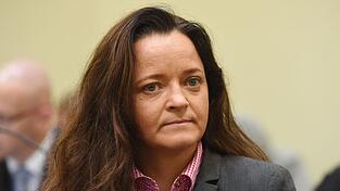 Beate Zschäpe sitzt im Gerichtssaal im Oberlandesgericht.
