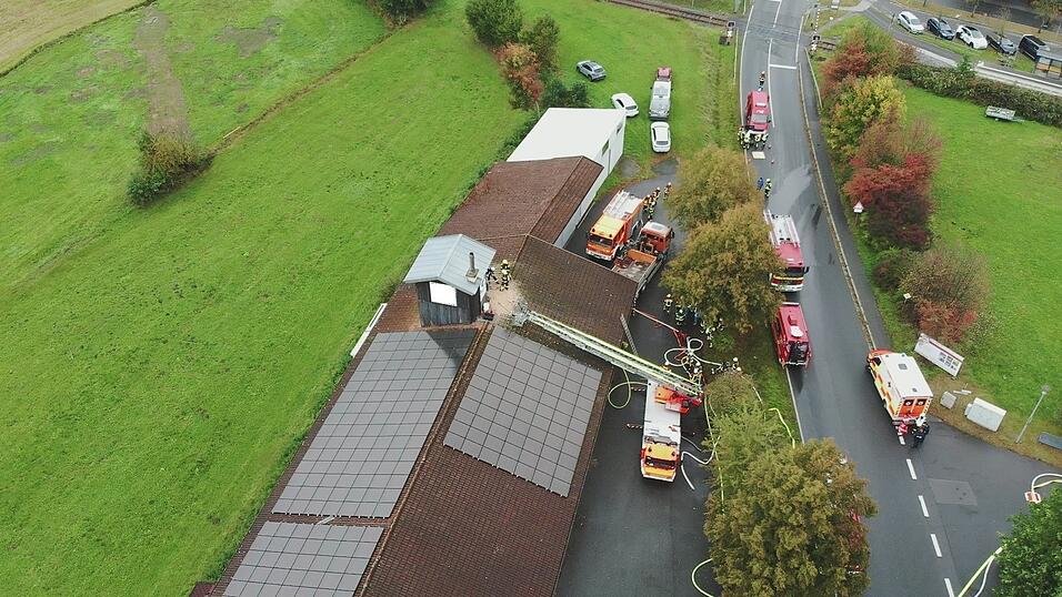 In einem Schreinereibetrieb in Arrach an der Lamer Stra&szlig;e war Rauch aus dem Sp&auml;nebunker ausgetreten. Nach der ersten Sichtung der Feuerwehren bestand keine Gefahr einer Brandausweitung.