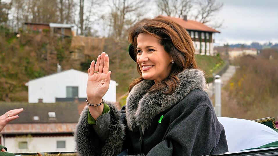 Michaela Kaniber fuhr in einer Ehrenkutsche mit.