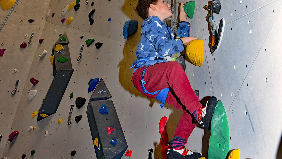 Oskar kletterte die Route in der Kletterhalle bis ganz nach oben. Oskar kletterte die Route in der Kletterhalle bis ganz nach oben.