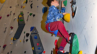 Oskar kletterte die Route in der Kletterhalle bis ganz nach oben. Oskar kletterte die Route in der Kletterhalle bis ganz nach oben.
