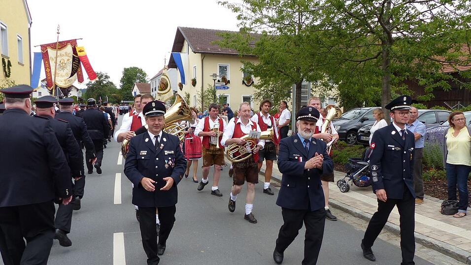 Die Festleiter Hermann Schwarzfischer sen. (li.) und Thomas Laumer (re.) sowie Thierling. Patenvorstand Josef Prasch f&uuml;hrten den Festzug an.