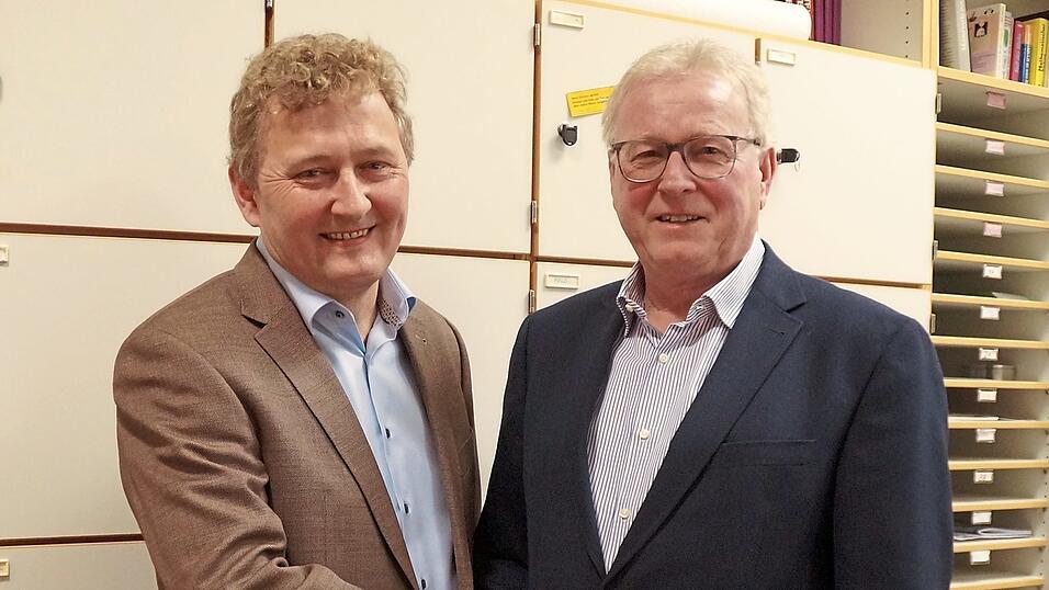 Die Freude über den Wahlerfolg steht Josef Beham (links) ins Gesicht geschrieben, als ihm Noch-Amtsinhaber Max Schadenfroh zu seiner Nachfolge gratuliert. Die Freude über den Wahlerfolg steht Josef Beham (links) ins Gesicht geschrieben, als ihm Noch-Amtsinhaber Max Schadenfroh zu seiner Nachfolge gratuliert.