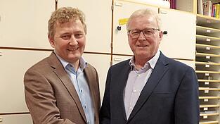 Die Freude über den Wahlerfolg steht Josef Beham (links) ins Gesicht geschrieben, als ihm Noch-Amtsinhaber Max Schadenfroh zu seiner Nachfolge gratuliert. Die Freude über den Wahlerfolg steht Josef Beham (links) ins Gesicht geschrieben, als ihm Noch-Amtsinhaber Max Schadenfroh zu seiner Nachfolge gratuliert.