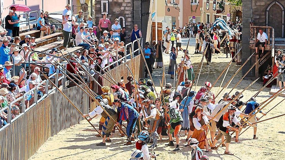 Aufgrund der extremen Hitze verfolgten weniger Zuschauer den Festzug von den Trib&uuml;nen der Arena aus. Rund 500 Sitzpl&auml;tze waren hierf&uuml;r verkauft worden.