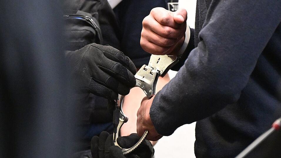 Die Angeklagten wollen sich erst sp&auml;ter zu den Vorw&uuml;rfen &auml;u&szlig;ern.