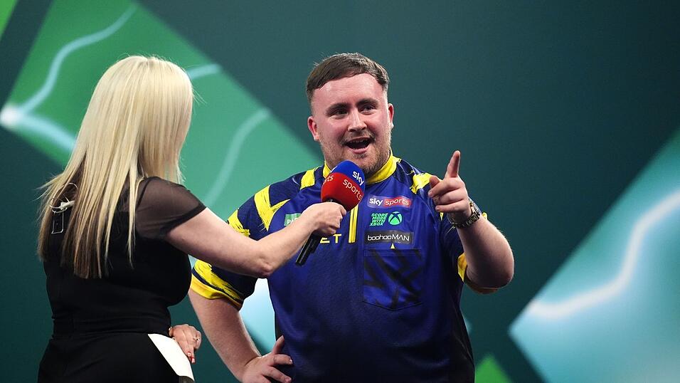 Gr&uuml;&szlig;e an die Fans: Weltmeister Luke Littler reagiert auf Buhrufe.