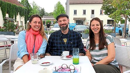 Das Film-Trio (v.l.) Stephanie Liebl, Daniel Alvarenga und Julia Schoy bei der Vorstellung des Filmprojekts. Das Film-Trio (v.l.) Stephanie Liebl, Daniel Alvarenga und Julia Schoy bei der Vorstellung des Filmprojekts.