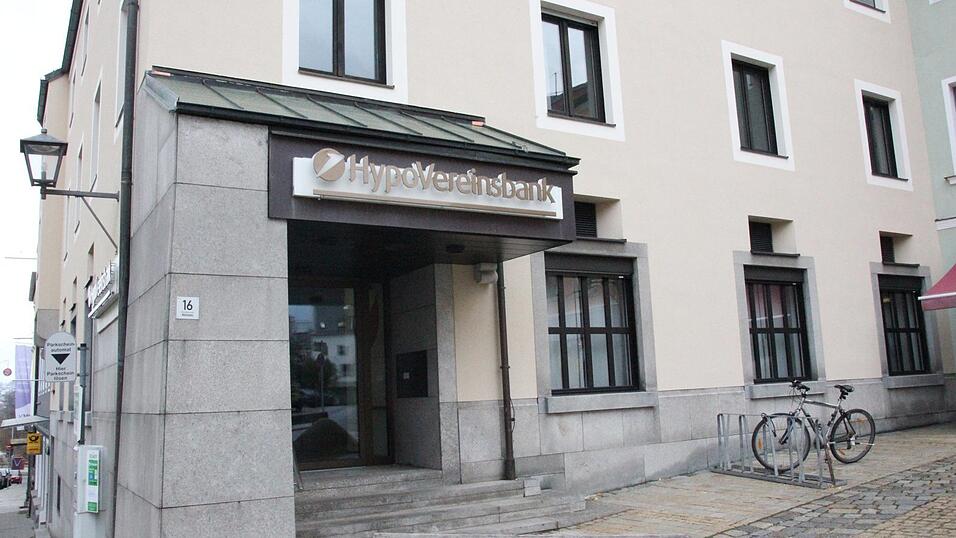 Am 13. März ist die HypoVereinsbank in Cham das letzte Mal geöffnet. Danach gibt es für die Kunden im Landkreis Cham nur noch online Ansprechpartner. Am 13. März ist die HypoVereinsbank in Cham das letzte Mal geöffnet. Danach gibt es für die Kunden im Landkreis Cham nur noch online Ansprechpartner.
