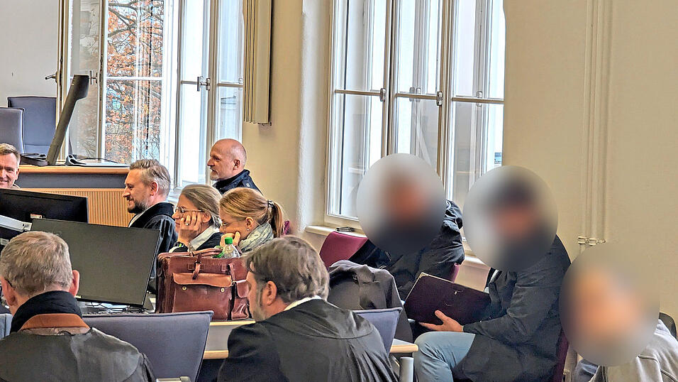 In bewegenden letzten Worten bedankten sich die beiden Opfer (an der Wand sitzend) für ihre Rettung durch herbeigeeilte Anwohner. In bewegenden letzten Worten bedankten sich die beiden Opfer (an der Wand sitzend) für ihre Rettung durch herbeigeeilte Anwohner.