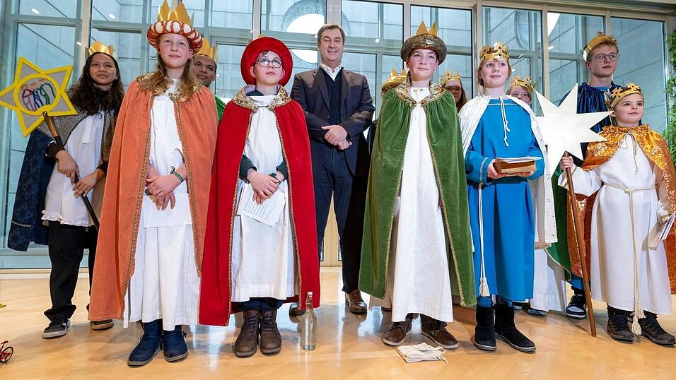 Auch Politiker bekommen Besuch von den Sternsingern - wie etwa Ministerpräsident Söder Anfang 2024 in seiner Staatskanzlei. (Archivbild) Auch Politiker bekommen Besuch von den Sternsingern - wie etwa Ministerpräsident Söder Anfang 2024 in seiner Staatskanzlei. (Archivbild)