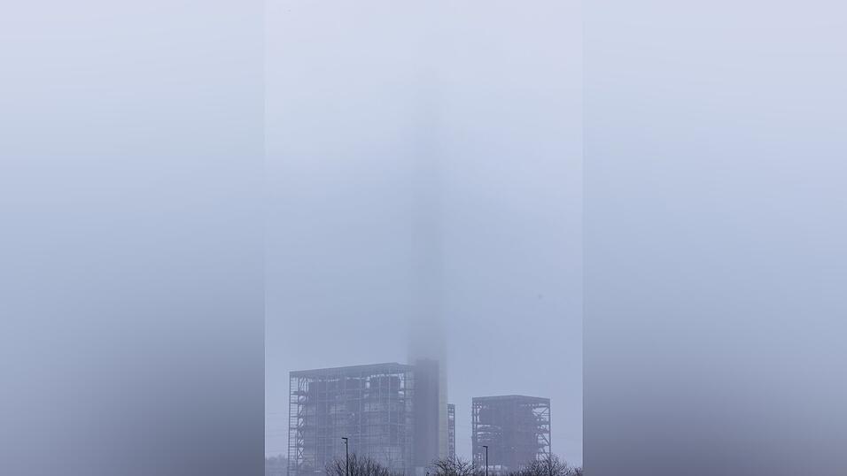 Die zahlreichen Schaulustigen konnten allerdings nur einen Teil des Spektakels sehen, denn die obere H&auml;lfte des Schornsteins war von Nebel und Wolken verdeckt.