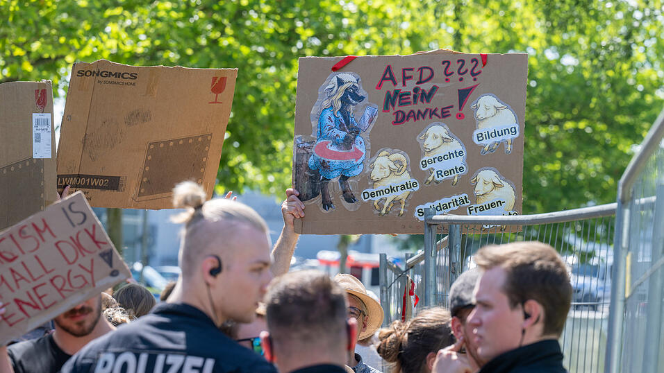 Menschen protestieren gegen den Landesparteitag der AfD Bayern. Menschen protestieren gegen den Landesparteitag der AfD Bayern.