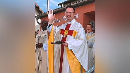Pfarrer Becher winkte den Pfarrangehörigen beim Kirchenzug dankbar zu. Pfarrer Becher winkte den Pfarrangehörigen beim Kirchenzug dankbar zu.