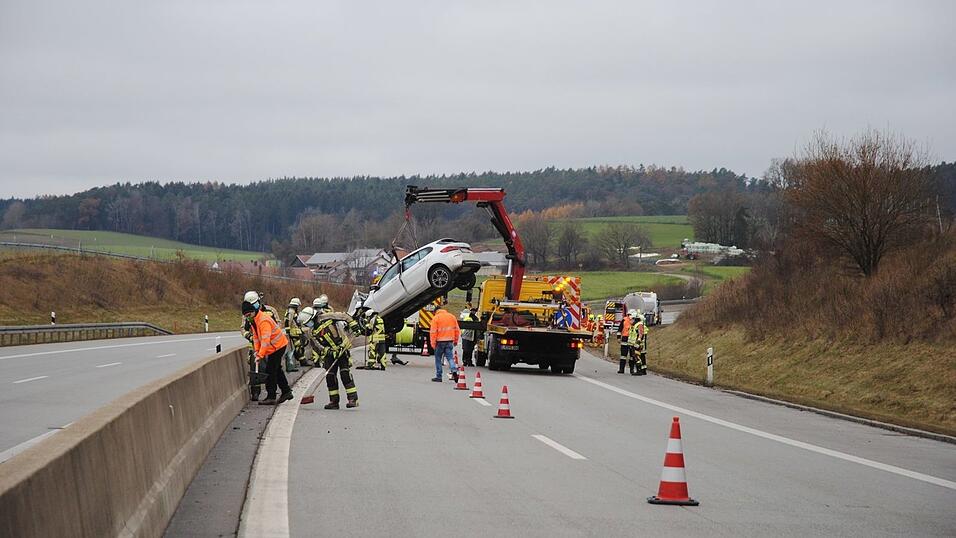 Bei einem Unfall am Montagvormittag auf der B15 neu zwischen den Anschlussstellen Neufahrn-S&uuml;d und Schierling-S&uuml;d wurde eine 50-j&auml;hrige Frau schwer verletzt.