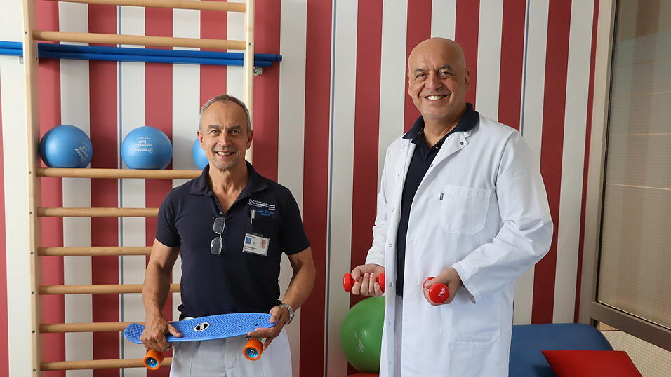 Christian B&ouml;hmker (l.), Leiter der Physiotherapie am Klinikum, und Dr. Roland Friedlmeier, Chefarzt der Akutgeriatrie am Klinikum, berufsm&auml;&szlig;ig gut gelaunt im Therapieraum.