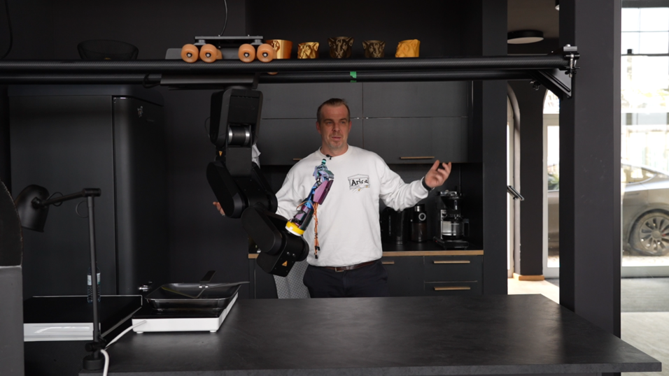 Florian Weichselbaumer pr&auml;sentiert die K&uuml;che der Zukunft: Ein Roboter-Arm soll darin Essen zubereiten - aber erst in ein paar Wochen.