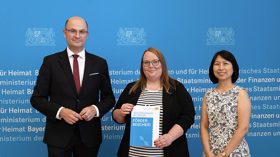 Finanz- und Heimatminister Albert Füracker überreichte kürzlich den Förderbescheid aus dem „Impulsprogramm Volksmusik“ an Bianca Jansen (Mitte) und Geschäftsführerin Juan Guo-Prasch von der Kelheimer Vhs-Weiterbildungsakademie. Finanz- und Heimatminister Albert Füracker überreichte kürzlich den Förderbescheid aus dem „Impulsprogramm Volksmusik“ an Bianca Jansen (Mitte) und Geschäftsführerin Juan Guo-Prasch von der Kelheimer Vhs-Weiterbildungsakademie.