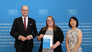 Finanz- und Heimatminister Albert Füracker überreichte kürzlich den Förderbescheid aus dem „Impulsprogramm Volksmusik“ an Bianca Jansen (Mitte) und Geschäftsführerin Juan Guo-Prasch von der Kelheimer Vhs-Weiterbildungsakademie. Finanz- und Heimatminister Albert Füracker überreichte kürzlich den Förderbescheid aus dem „Impulsprogramm Volksmusik“ an Bianca Jansen (Mitte) und Geschäftsführerin Juan Guo-Prasch von der Kelheimer Vhs-Weiterbildungsakademie.