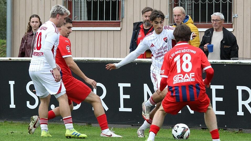 Auch im 13. Anlauf kann der 1. FC Bad Kötzting um Jonathan Auburger (Nummer 18) gegen den TSV Seebach (in Weiß) nicht gewinnen. Auch im 13. Anlauf kann der 1. FC Bad Kötzting um Jonathan Auburger (Nummer 18) gegen den TSV Seebach (in Weiß) nicht gewinnen.