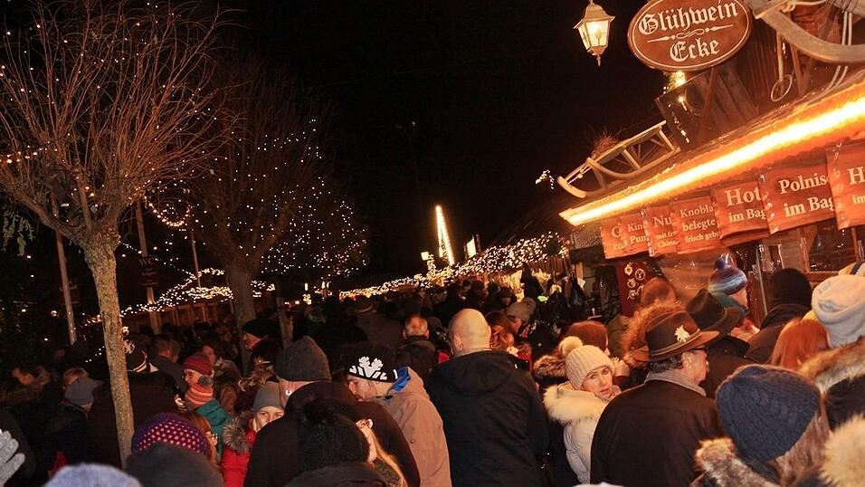 Der Christkindlmarkt und die Weihnachtspyramide geh&ouml;ren in der Adventszeit zu den beliebtesten Treffpunkten in Landshut.