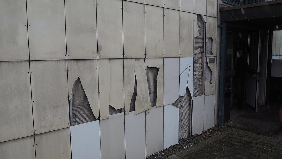 Unter der angeschlagenen Plattenfassade liegt so gut wie keine Außenwandisolierung.