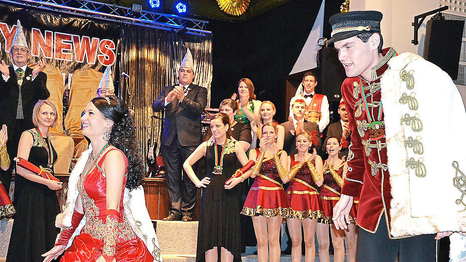 Der heutige CSU-Stadtrat Michael H&auml;tscher (rechts) und Corinna Duscher erfreuten die Ballbesucher im Fasching 2013/14 als Prinzenpaar der Narrhalla Mainburg.